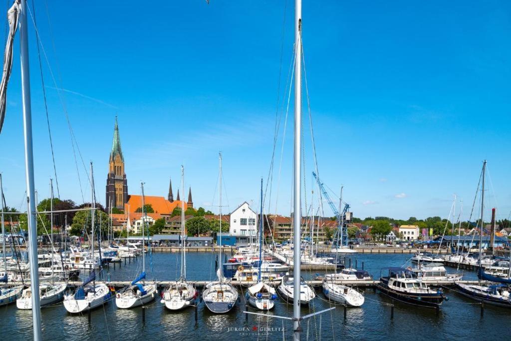 Hausboot Gluecksmomente Mit Dachterrasse In Schleswig Am Ostseefjord Schlei Exterior foto
